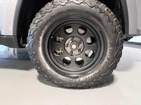 Used 2019 Jeep Grand Cherokee Limited AWD/4WD image 9