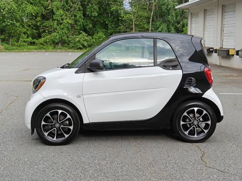 Used 2017 smart fortwo passion RWD image 7