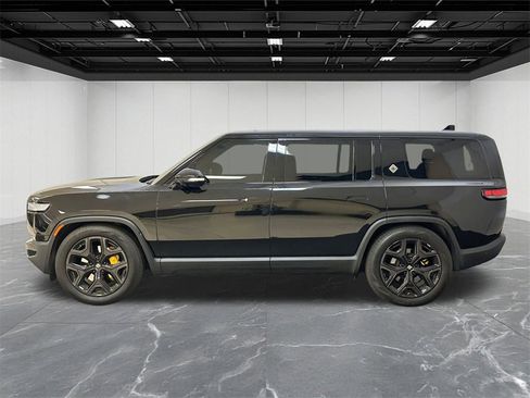 Used 2023 Rivian R1S Launch Edition image 2
