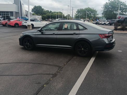 Used 2022 Volkswagen Jetta SE w/ Panoramic Sunroof Package FWD image 9