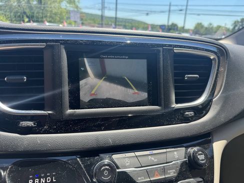 Used 2019 Chrysler Pacifica Touring-L FWD image 36