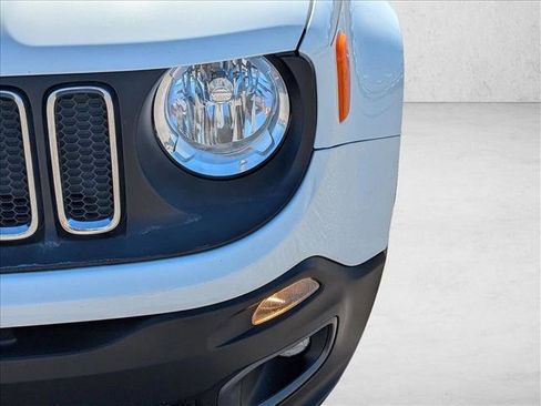 Used 2017 Jeep Renegade Latitude w/ Popular Equipment Group image 9