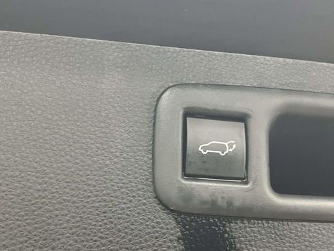 Used 2023 Toyota Highlander LE AWD/4WD image 24
