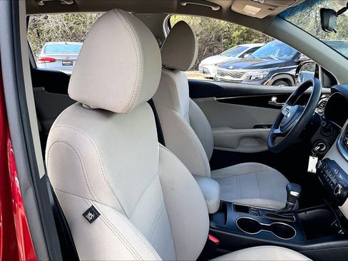 Used 2019 Kia Sorento LX image 9