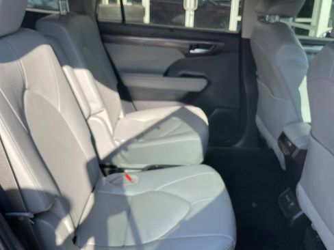 Used 2026 Toyota Highlander Limited AWD/4WD image 23