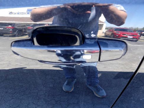 Used 2019 GMC Acadia SLE image 14