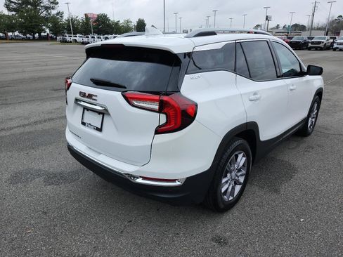 Certified 2022 GMC Terrain SLT image 3