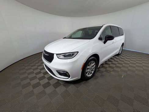 Used 2024 Chrysler Pacifica Touring-L FWD image 31