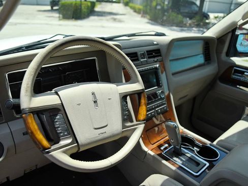 Used 2014 Lincoln Navigator L 2WD image 21