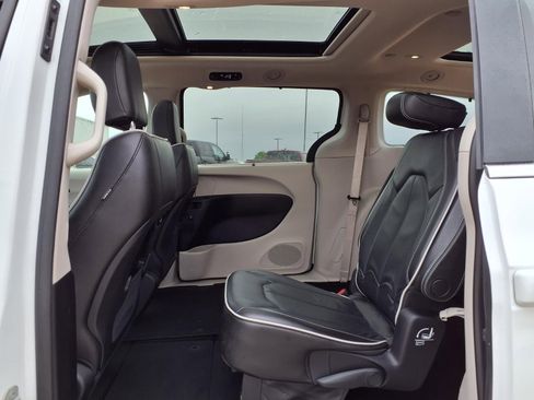 Certified 2021 Chrysler Pacifica Limited AWD/4WD image 25