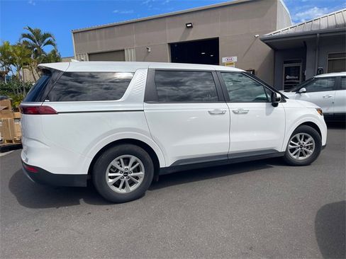 Used 2024 Kia Carnival LX image 4