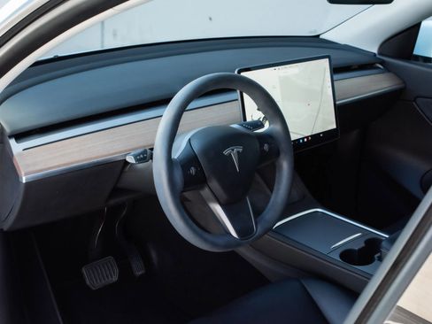 Used 2021 Tesla Model Y Long Range image 10