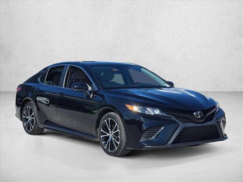 Used 2020 Toyota Camry SE FWD image 3