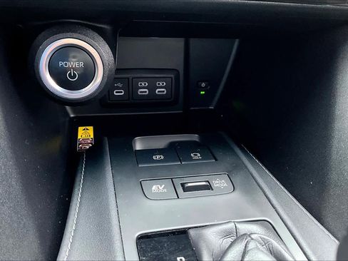 Used 2023 Toyota Venza LE image 32