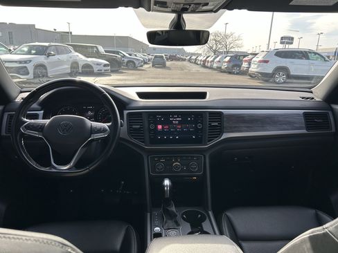 Used 2020 Volkswagen Atlas Cross Sport SE w/ Panoramic Sunroof Package image 9