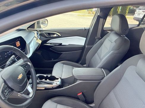 Used 2025 Chevrolet Trax LT w/ LT Convenience Package FWD image 29