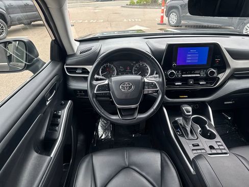 Used 2023 Toyota Highlander XLE AWD/4WD image 13