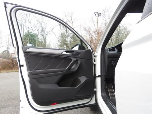 Used 2023 Volkswagen Tiguan SE R-Line image 9