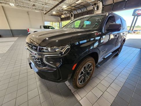 Used 2022 Chevrolet Tahoe Z71 w/ Luxury Package AWD/4WD image 3