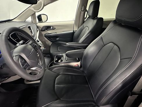 Used 2022 Chrysler Pacifica Touring-L FWD image 21