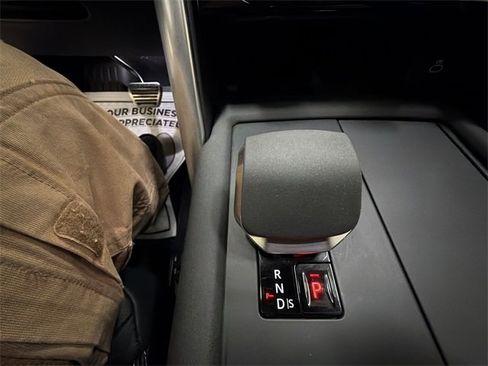 Used 2024 Land Rover Discovery Dynamic SE image 20