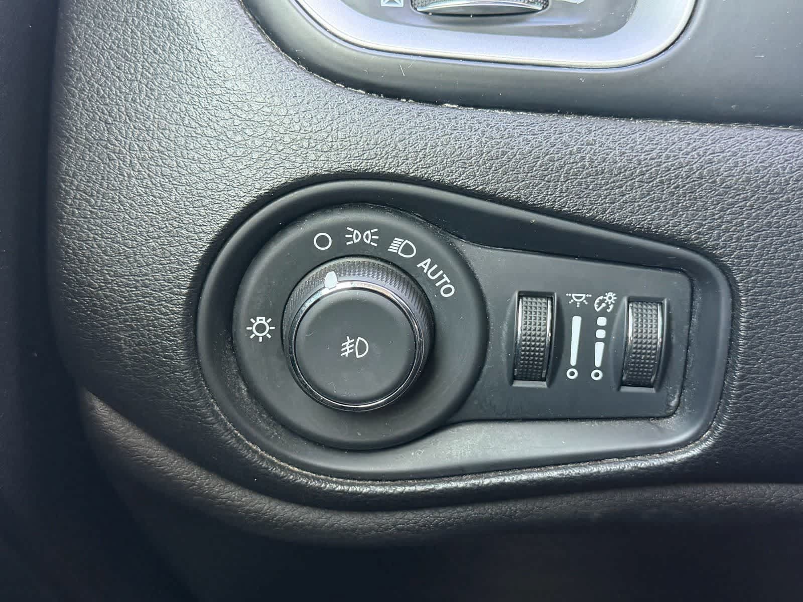Used 2020 Jeep Renegade Latitude FWD image 12