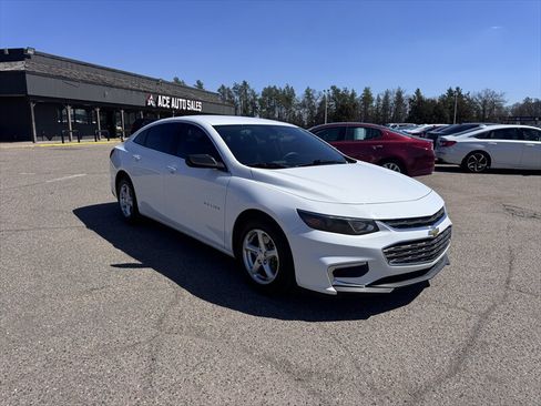 Used 2018 Chevrolet Malibu LS w/ LPO, Convenience Package 1 FWD image 2