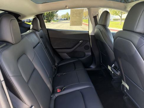 Used 2022 Tesla Model Y Long Range image 32