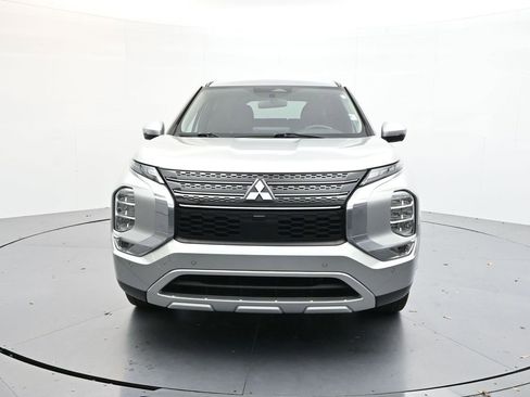 Used 2022 Mitsubishi Outlander SE image 2