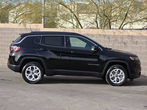 Certified 2025 Jeep Compass Latitude image 10