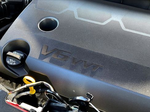 Used 2023 Chevrolet Traverse RS image 35