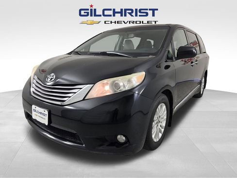 Used 2015 Toyota Sienna XLE w/ XLE Navigation Package image 3