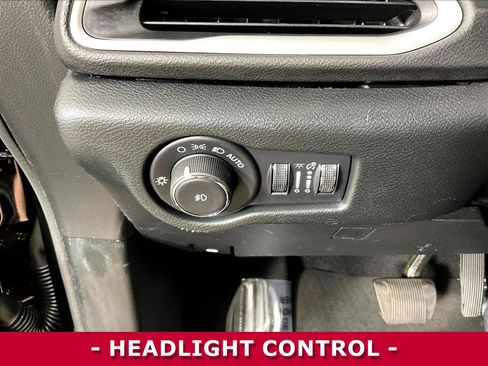 Used 2025 Chrysler Pacifica Select FWD image 37