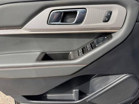 Used 2025 Ford Explorer Active AWD/4WD image 21