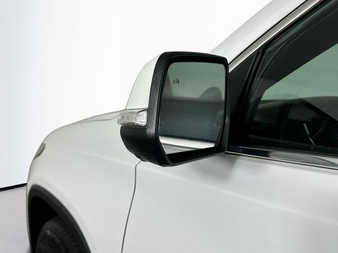 Used 2023 Chevrolet Traverse LT w/ Rear Camera Mirror Package image 16