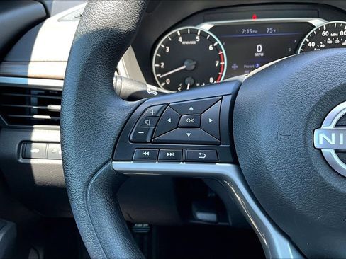 Used 2025 Nissan Altima 2.5 SV FWD image 12