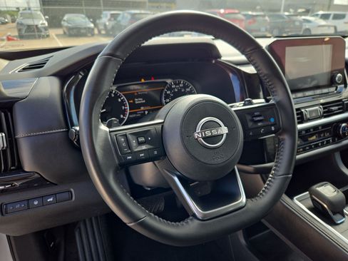 Used 2025 Nissan Pathfinder SV FWD image 17