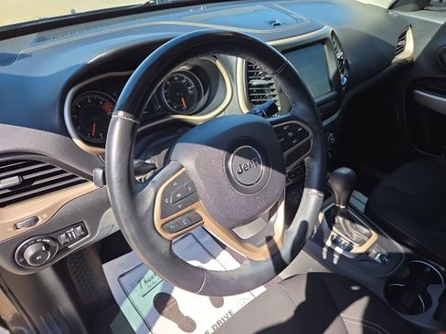 Used 2017 Jeep Cherokee Latitude FWD image 22