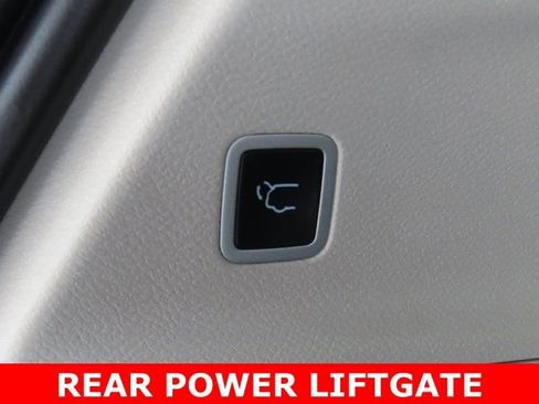 Used 2024 Chrysler Pacifica Touring-L image 31