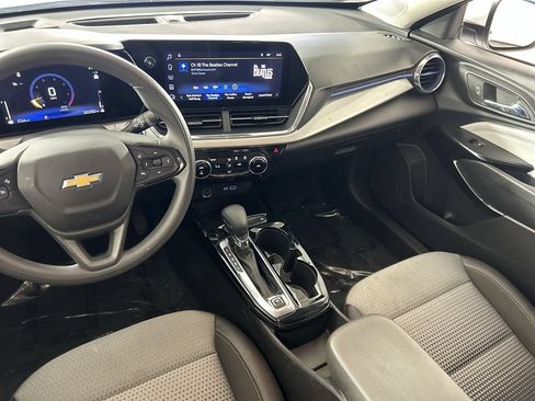 Used 2025 Chevrolet Trax LT FWD image 23