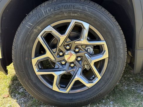 New 2026 GMC Sierra 1500 SLT image 9