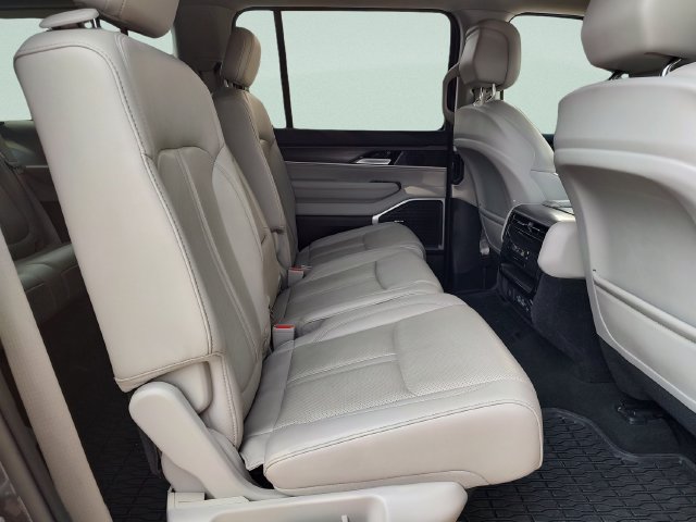 Used 2024 Jeep Wagoneer L Series II w/ Flexible Seating Group RWD image 28