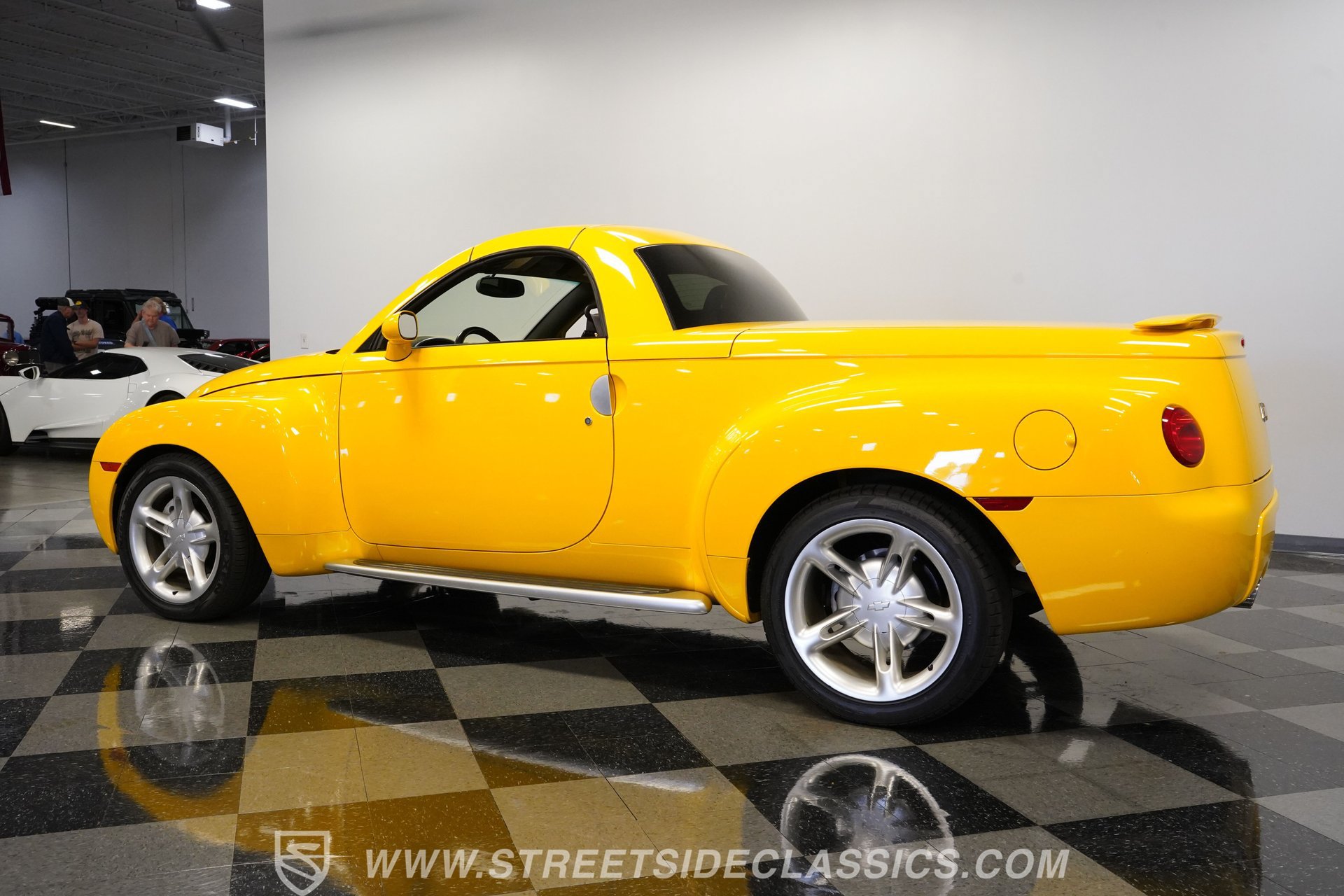 Used 2004 Chevrolet SSR w/ Preferred Equipment Group RWD image 9