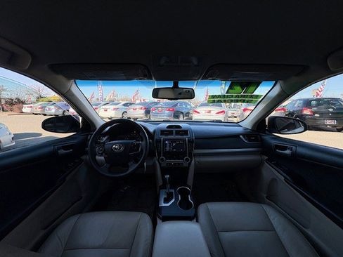 Used 2012 Toyota Camry L image 41