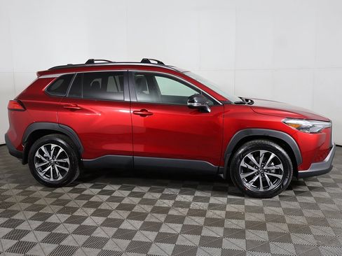 Used 2025 Toyota Corolla Cross XLE image 14