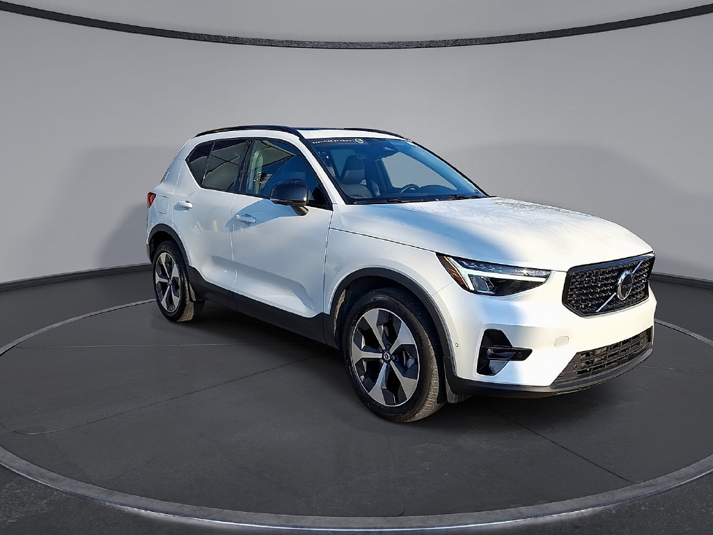 Certified 2025 Volvo XC40 B5 Plus AWD/4WD image 5