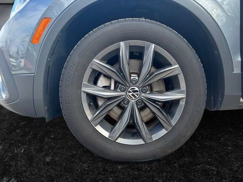 Used 2023 Volkswagen Tiguan SE w/ Panoramic Sunroof Package FWD image 9