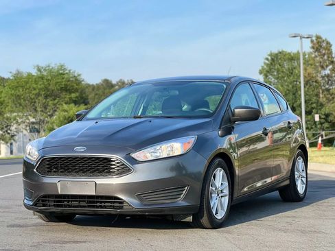 Used 2018 Ford Focus SE FWD image 1