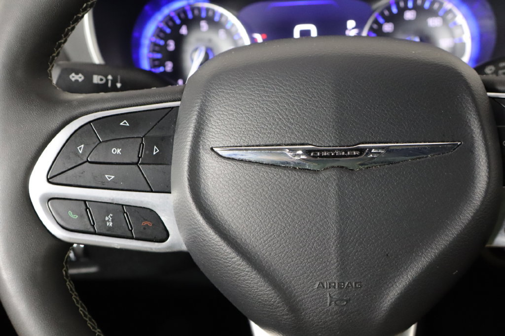 Used 2025 Chrysler Pacifica Select FWD image 8