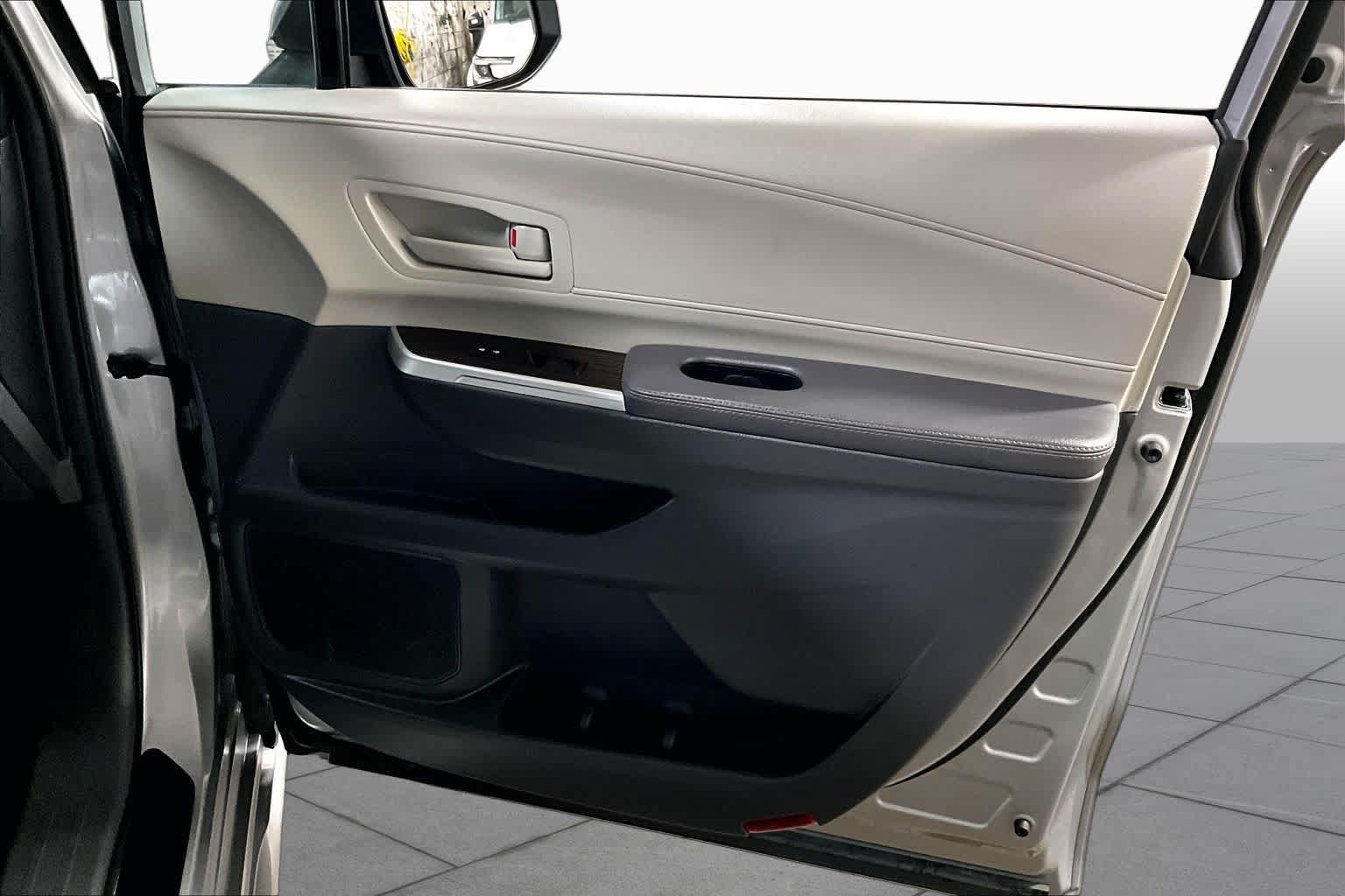 Certified 2024 Toyota Sienna LE FWD image 21